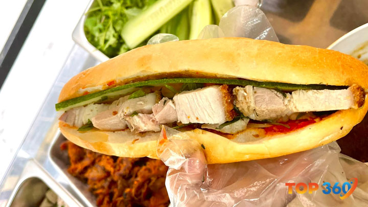 chiếc bánh mì đầy ắp thịt nướng của Muối's Bami