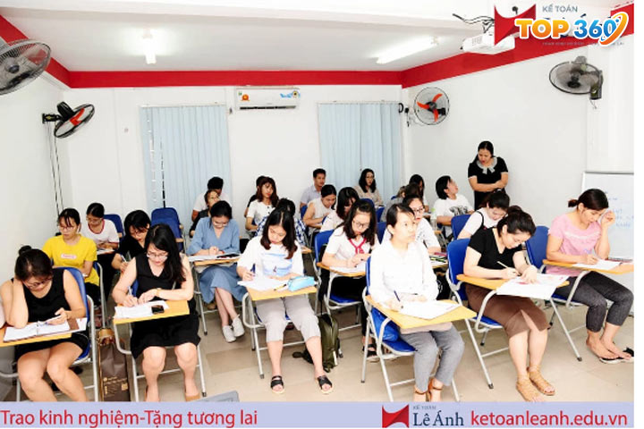 Lớp học tại trung tâm Lê Ánh